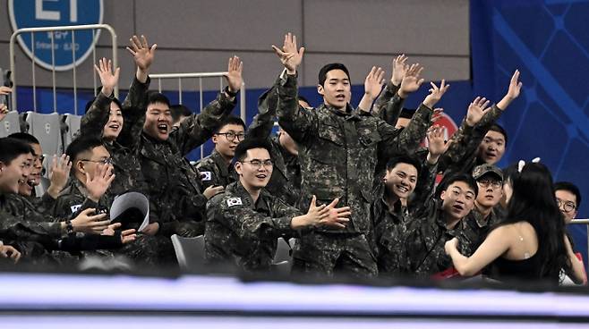 한국핸드볼연맹(KOHA)이 대한민국 육군이 핸드볼 H리그 흥행과 군 홍보라는 성공적인 '윈윈'(Win-Win) 모델을 만들어 주목받고 있다. 사진은 지난달 20일 서울 송파구 올림픽공원 핸드볼경기장(티켓링크 라이브 아레나)에서 열린 핸드볼 H리그 상무 피닉스 경기를 관전하는 군 장병들. /사진=한국핸드볼연맹