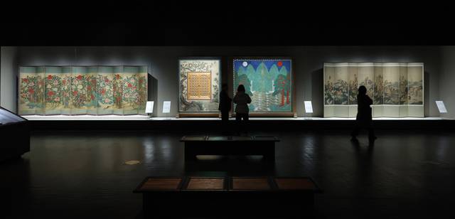 국립중앙박물관이 상설전시실인 서화실을 리모델링해 지난달 26일 재개관한 가운데, 전날 열린 언론공개회에서 관람객들이 전시품들을 관람하고 있다. 이날부터 열린 전시 ‘겸재 정선! 아, 우리 강산이여!’에는 정선의 ‘신묘년풍악도첩’ ‘박연폭포’ 등 작품 70건이 전시됐다.  뉴시스