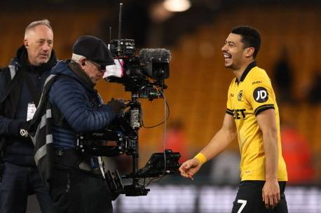 울버햄프턴의 안드레(오른쪽)이 4일(한국시간) 영국 울버햄프턴의 몰리뉴 스타디움에서 열린 홈경기에서 리버풀에 2-1로 승리한 뒤 카메라를 바라보며 활짝 웃고 있다. 로이터 연합뉴스