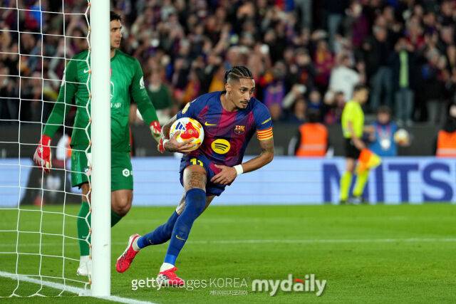 하피냐(오른쪽)가 4일 아틀레티코와 경기에서 득점 후 공을 들고 센터서클로 뛰어가고 있다. /게티이미지코리아