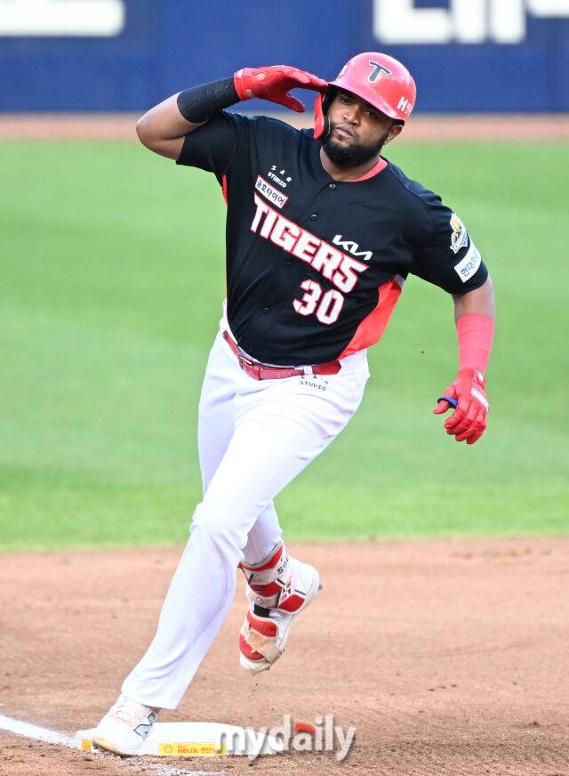 26일 오후 대구광역시 연호동 대구삼성라이온즈파크 에서 진행된 '2024 프로야구 KBO리그 포스트시즌' 한국시리즈 4차전 삼성라이온즈와 KIA타이거즈의 경기. 기아 소크라테스가 6회초 1사 1루서 2점홈런을 터뜨린 뒤 베이스를 돌고 있다./마이데일리