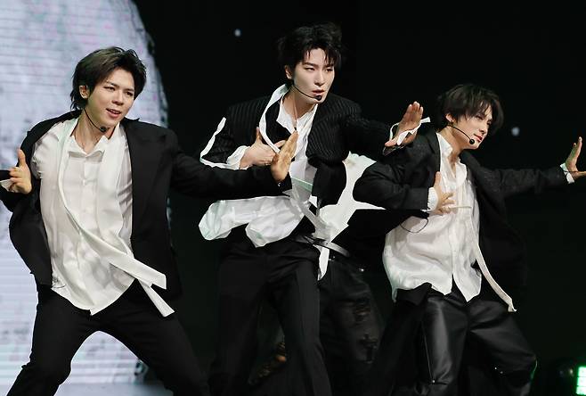 그룹 빅오션이 3일 서울 마포구 쇼킹케이팝센터에서 열린 세 번째 미니앨범 ‘더 그레이티스트 배틀’ 언론 공개회에서 신곡 ‘콜드 문’을 선보이고 있다. 2024년 데뷔한 빅오션은 청각 장애인으로 구성된 아이돌 그룹이다.  [연합]