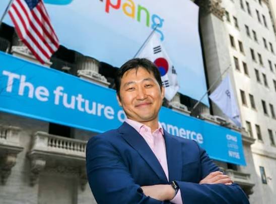 지난 2021년 3월 11일(현지 시각) 뉴욕증권거래소 앞에서 쿠팡Inc 상장 기념으로 사진을 찍는 김범석 의장. [쿠팡 제공]