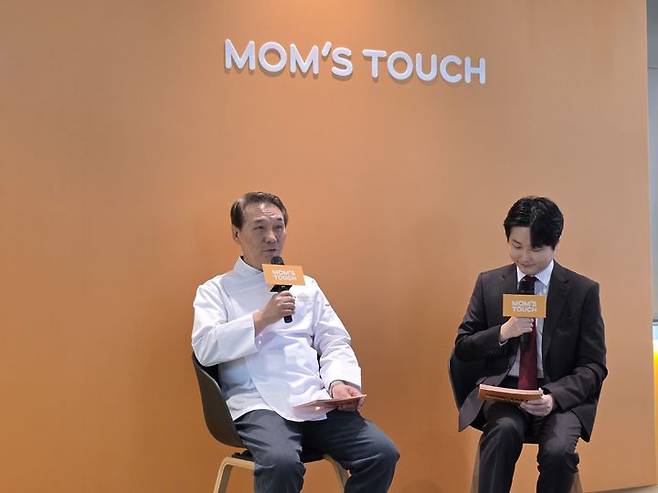 [서울=뉴시스] 김상윤 기자 = 3일 맘스터치 '후덕죽 컬렉션' 출시 미디어 시식회에서 메뉴를 설명하고 있는 후덕죽 셰프 *재판매 및 DB 금지  *재판매 및 DB 금지