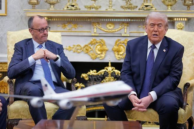 [워싱턴=AP/뉴시스]도널드 트럼프 미국 대통령이 3일(현지 시간) 백악관 집무실에서 프리드리히 메르츠 독일 총리와 양자회담에 앞서 취재진 질문에 답하고 있다. 2026.03.04.