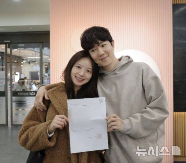 [서울=뉴시스] 채널A '하트시그널4'로 얼굴을 알린 인플루언서 김지영이 혼인신고 소식을 전했다. (사진 = 김지영 인스타그램 캡처) 2026.03.04. photo@newsis *재판매 및 DB 금지