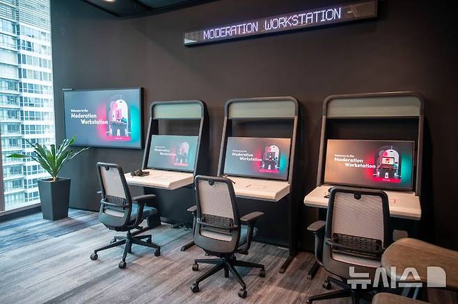 [싱가포르=뉴시스] 윤정민 기자 = 틱톡 싱가포르 본사에 위치한 '투명성 및 책임 센터(TAC, Transparency and Accountability Center)'에 마련된 콘텐츠 심사 체험 존. 머신러닝이 1차로 걸러낸 영상 중 맥락 파악이 필요한 콘텐츠들이 이곳 심사역들의 모니터로 전달되며 심사역은 영상 프레임별 데이터와 지역별 문화적 특성을 고려해 최종 조치를 내린다. 2026.03.04. alpaca@newsis.com