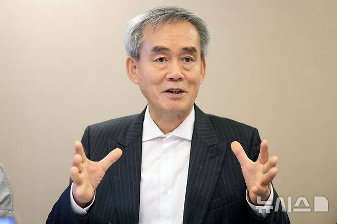 [서울=뉴시스] 박진희 기자 = 김영석 아트서울조직위원회 대표.  디지털 플랫폼 기반 온라인 전시 '아트서울'에 대해 설명하고 있다. 2026.03.04. pak7130@newsis.com