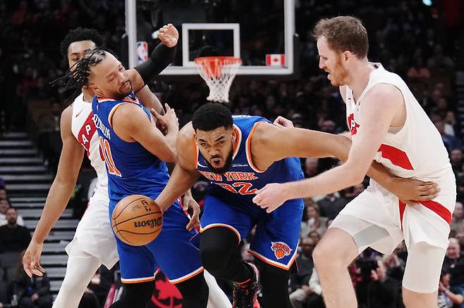 [토론토=AP/뉴시스] 미국프로농구(NBA) 뉴욕 닉스의 칼앤서니 타운스(가운데). 2026.03.03.