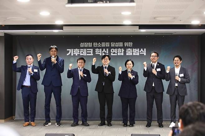 [서울=뉴시스] 김근수 기자 = 한성숙(오른쪽 세번째) 중소벤처기업부 장관과 김성환(오른쪽 다섯번째) 기후에너지환경부 장관이 4일 서울 마포구 프론트원에서 열린 '기후테크 혁신 연합 출범식'에서 참석자들과 기념 촬영을 하고 있다. (사진= 중소벤처기업부 제공) 2026.03.04. photo@newsis.com *재판매 및 DB 금지