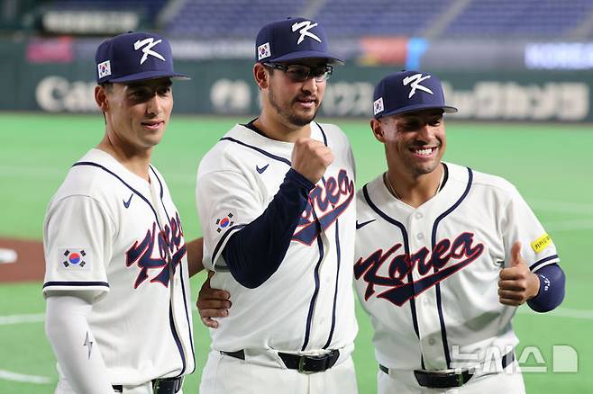 [도쿄=뉴시스] 권창회 기자 = 2026 월드베이스볼클래식(WBC) 개막을 하루 앞둔 4일 일본 도쿄돔에서 한국야구대표팀 셰이 위트컴(왼쪽부터), 데인 더닝, 저마이 존스가 훈련을 마치고 기념촬영을 하고 있다. 2026.03.04. kch0523@newsis.com
