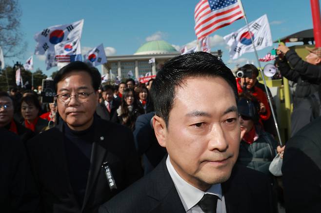 국민의힘 장동혁 대표와 송언석 원내대표가 3일 국회에서 '사법독립 헌정수호를 위한 대국민 호소 국민대장정 규탄대회' 출정식을 마치고 청와대로 향하고 있다. 연합뉴스