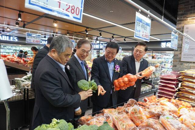 이한훈 인천 강화농협 조합장(왼쪽부터), 조원민 서서울농협 조합장, 백호 영등포농협 조합장, 맹석인 서울농협본부장이 하나로마트 당산역점에서 신선 농산물을 살펴보고 있다.