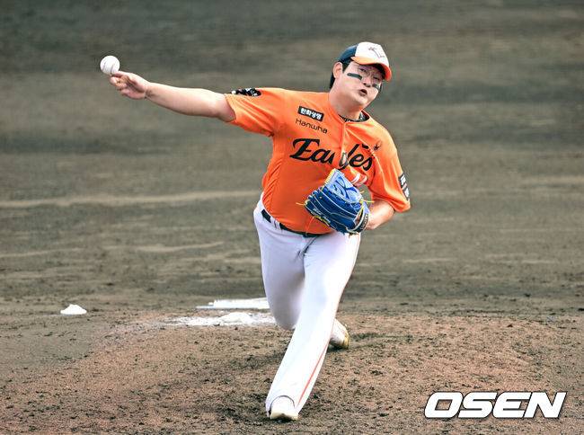 [OSEN=오키나와(일본), 최규한 기자] 프로야구 한화 이글스가 22일 일본 오키나와 이토만 니시자키 야구장에서 일본 프로야구 지바롯데와 연습경기를 가진다.한화는 이번 2차 오키나와 캠프에서 총 9차례 연습경기를&nbsp;통해 전력을 가다듬을 예정이다.7회말 마운드에 오른 한화 김서현이 힘차게 공을 뿌리고 있다. 2026.02.22 / dreamer@osen.co.kr