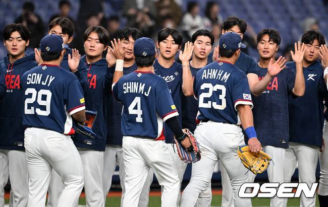 [OSEN=오사카(일본), 손용호 기자] 류지현 감독이 이끄는 한국 WBC 대표팀은 3일 일본 오사카 교세라돔에서 열린 오릭스 버팔로스와의 2026 WBC 공식 평가전에서 8-5로 승리를 거뒀다. 이로써 한국은 전날(2일) 한신 타이거스전 3-3 무승부, 이날 오릭스전 승리로 공식 평가전 1승1무를 기록한 채 결전의 장소인 일본 도쿄돔으로 이동하게 된다. 경기 종료 후 한국 선수들이 승리의 기쁨을 나누고 있다. 2026.03.03 /spjj@osen.co.kr