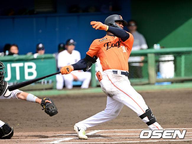 [OSEN=오키나와(일본), 최규한 기자] 프로야구 한화 이글스가 22일 일본 오키나와 이토만 니시자키 야구장에서 일본 프로야구 지바롯데와 연습경기를 가진다.한화는 이번 2차 오키나와 캠프에서 총 9차례 연습경기를&nbsp;통해 전력을 가다듬을 예정이다.6회초 무사 선두타자로 나선 한화 페라자가 안타를 날리고 있다. 2026.02.22 / dreamer@osen.co.kr