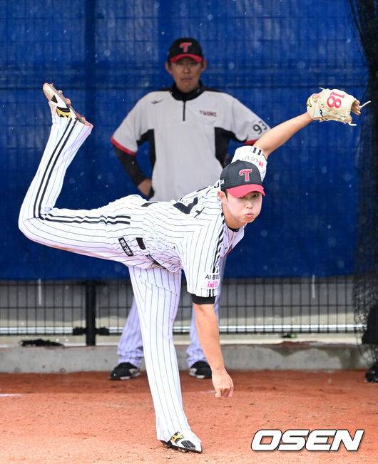 [OSEN=오키나와(일본), 최규한 기자] 프로야구 LG 트윈스가 27일 일본 오키나와 가데나 야구장에서 스프링캠프 훈련을 펼쳤다.미국 애리조나에서 1차 스프링캠프를 마친 LG는 25일 오키나와에 입성해 26일부터 본격적으로 2차 캠프를 시작했다.LG 김영우가 불펜 피칭을 펼치고 있다. 2026.02.27 / dreamer@osen.co.kr