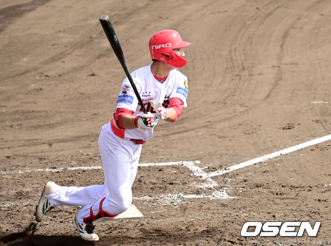 [OSEN=오키나와(일본), 최규한 기자] 2일 일본 오키나와 킨 베이스볼 스타디움에서 KIA 타이거즈와 삼성 라이온즈의 연습경기가 열렸다.KIA는 양현종, 삼성은 이승현을 선발로 내세웠다.4회말 KIA 정현창이 안타를 날리고 있다. 2026.03.02 / dreamer@osen.co.kr