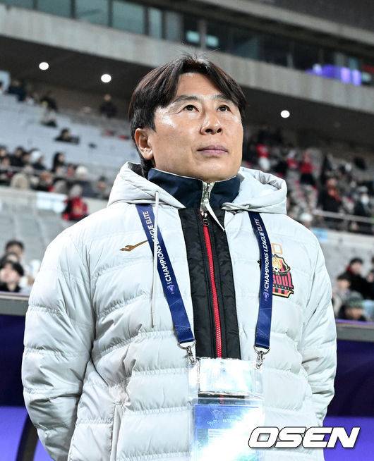 [OSEN=서울월드컵경기장, 이대선 기자] 4일 오후 서울월드컵경기장에서 2025-2026 ACLE 16강 1차전 FC서울과 비셀 고베의 경기가 열렸다.서울은 지난달 고베에 0-2로 패한 설욕을 노린다. 16강은 홈앤드어웨이 방식으로 서울은 11일 일본 원정 2차전을 치른다.경기에 앞서 FC서울 김기동 감독이 그라운드를 바라보고 있다.2026.03.04 /sunday@osen.co.kr