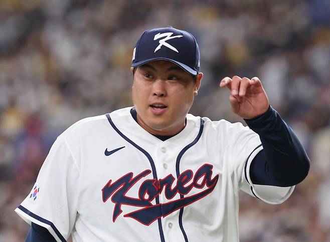 2일 일본 오사카 교세라돔에서 열린 월드베이스볼클래식(WBC) 평가전 한국 대표팀과 일본 프로야구 한신 타이거스와의 경기. 6이닝과 7회말 연속 무실점으로 이닝을 마친 류현진이 더그아웃으로 향하며 미소 짓고 있다. 연합뉴스