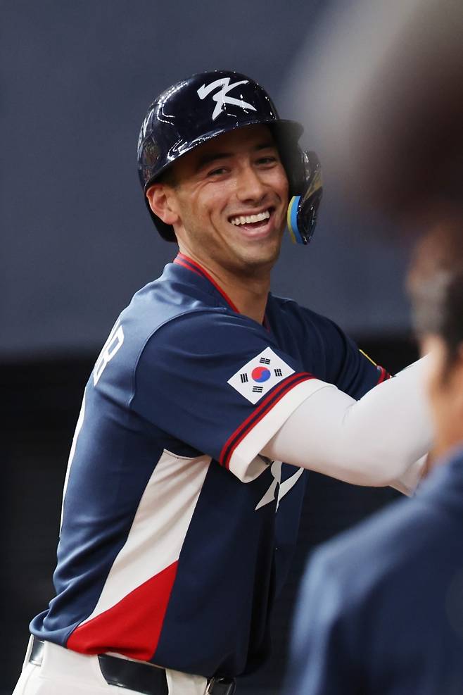 셰이 위트컴이 앞선 타석의 침묵을 깨고 5회초 홈런포를 터뜨린 후 활짝 웃고 있다. 오사카 연합뉴스