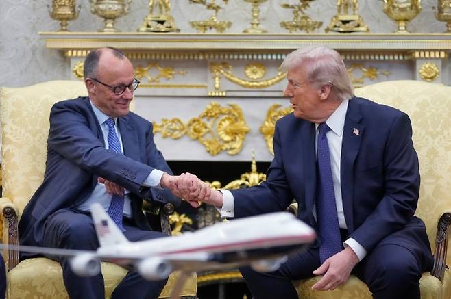 메르츠 총리와 악수하는 트럼프 대통령 - 도널드 트럼프(오른쪽) 미국 대통령이 3일(현지 시간) 백악관 집무실에서 프리드리히 메르츠 독일 총리와 회담 중 악수하고 있다. 트럼프 대통령은 이란 전쟁 최악의 시나리오가 무엇이냐는 기자 질문에 “전임자만큼 나쁜 인물이 권력을 잡는 것”이라고 말했다. 2026.03.04. AP 뉴시스