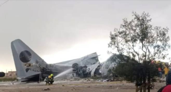 신권 지폐를 운송하던 볼리비아 공군 수송기의 사고 현장. SNS 캡처