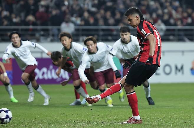 패널티킥 차는 후이즈 - 4일 오후 서울시 마포구 월드컵로 서울월드컵경기장에서 열린 아시아축구연맹(AFC) 챔피언스리그 엘리트(ACLE) 16강 1차전 FC서울과 비셀 고베의 경기에서 FC서울 후이즈가 패널티킥을 차고 있다.  뉴스1