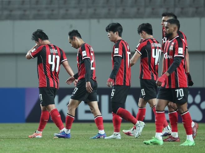 패배의 쓴맛 - 4일 서울월드컵경기장에서 열린 아시아축구연맹(AFC) 챔피언스리그 엘리트(ACLE) 16강 FC서울과 비셀 고베의 경기에서 패한 FC서울 선수들이 아쉬워하고 있다. 2026.3.4 연합뉴스