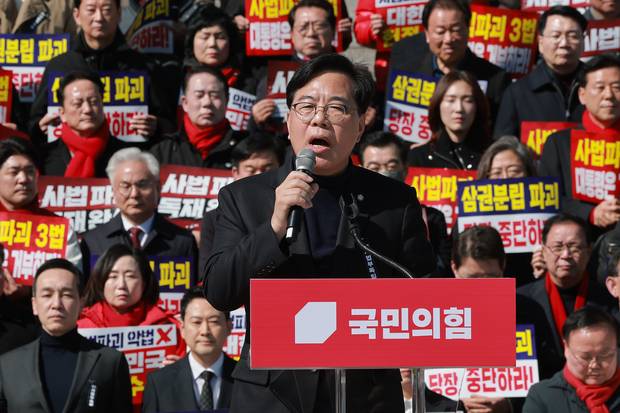 송언석 국민의힘 원내대표가 3일 국회 본청 앞 계단에서 열린 ‘사법독립 헌정수호를 위한 대국민 호소 국민대장정 규탄대회’ 출정식에서 규탄사하고 있다.연합뉴스