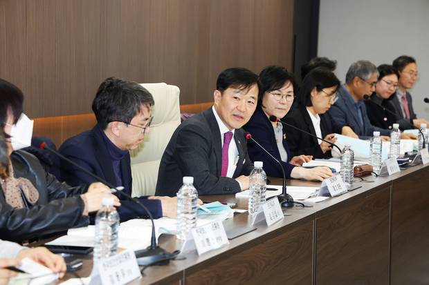 이형훈(왼쪽 세 번째) 보건복지부 제2차관이 3일 서울역 인근에서 열린 바이오헬스산업 수출 활성화를 위한 기업 간담회에서 발언하고 있다. 사진 제공=보건복지부