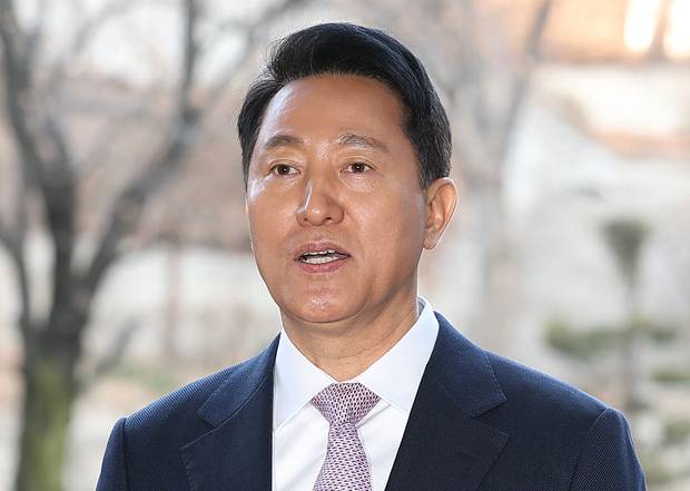 명태균 여론조사 의혹으로 기소된 오세훈 서울시장이 첫 공판 출석을 위해 4일 서울 서초구 서울중앙지법으로 향하며 입장을 밝히고 있다. 연합뉴스