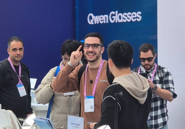 4일(현지 시간) ‘모바일월드콩그레스(MWC) 2026’가 열린 스페인 바르셀로나 그란 피라 비아 내 ‘큐원 글래시스’ 부스에서 한 참관객이 스마트글래스를 체험하고 있다. 바르셀로나=김기혁기자