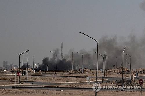 쿠웨이트 시티의 미국 대사관 인근에서 이란으로 추정되는 공격으로 검은 연기가 피어오르고 있다. AFP 연합뉴스