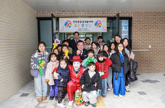 이승화 산청군수가 신안면 어울림문화센터 1층에 조성한 공공형 실내놀이터의 개소를 축하하며 어린이들과 기념 촬영을 하고 있다. ⓒ산청군 제공