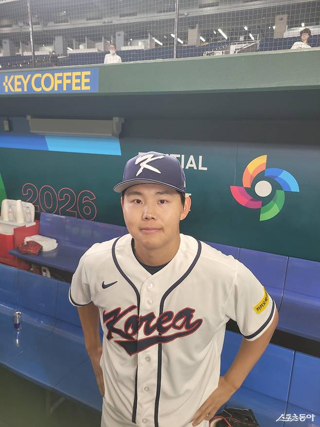 야구 대표팀 소형준이 4일 일본 도쿄돔서 열린 제6회 월드베이스볼클래식(WBC) 한국 대표팀 공식 훈련을 마친 뒤 취재진과 인터뷰를 진행하고 있다. 도쿄｜장은상 기자 award@donga.com