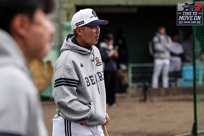 김원형 두산 감독이 2월24일 일본 미야자키 히사미네 구장에서 선수단 훈련을 지켜보고 있다. 두산베어스 제공