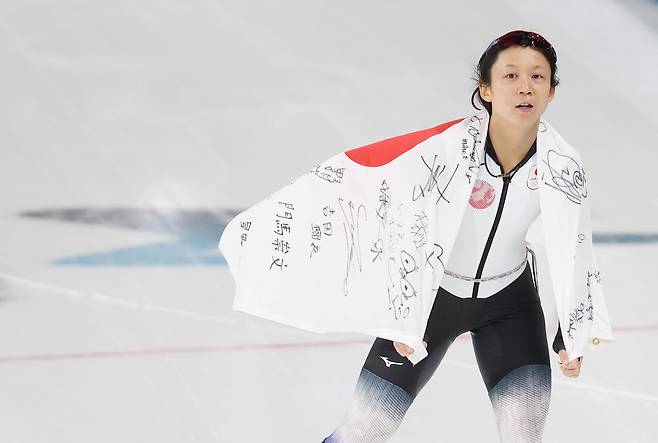 일본 다카기 미호가 지난달 열린 밀라노·코르티나담페초 동계올림픽 스피드스케이팅 여자 1000m에서 동메달을 차지한 뒤 국기를 어깨에 두르며 기뻐하고 있다. 연합뉴스