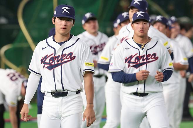 WBC 대표팀 김도영(왼쪽)과 안현민 등 선수들이 4일 일본 도쿄돔에서 훈련하고 있다. 연합뉴스