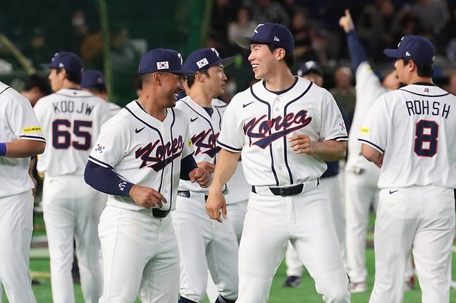 WBC 대표팀 저마이 존스와 김혜성이 4일 일본 도쿄돔에서 훈련하며 웃고 있다. 연합뉴스