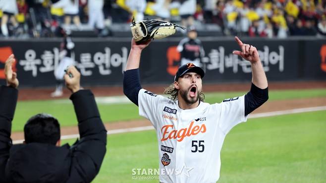 라이언 와이스가 지난해 10월 30일 대전한화생명볼파크에서 열린 2025 KBO리그 한화이글스와 LG트윈스의 한국시리즈 4차전에서 더그아웃으로 향하며 관중들에게 호응하고 있다. /사진=강영조 선임기자