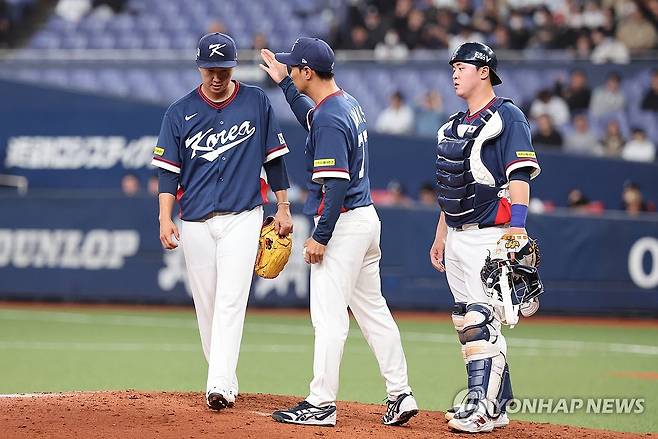 강판당하는 유영찬 (오사카=연합뉴스) 임화영 기자 = 3일 일본 오사카 교세라돔에서 열린 월드베이스볼클래식(WBC) 평가전 한국 대표팀과 일본 프로야구 오릭스 버펄로스와의 경기.
8회말 한국 유영찬이 상대에게 2점을 허용한 뒤 강판당하고 있다. 2026.3.3 hwayoung7@yna.co.kr