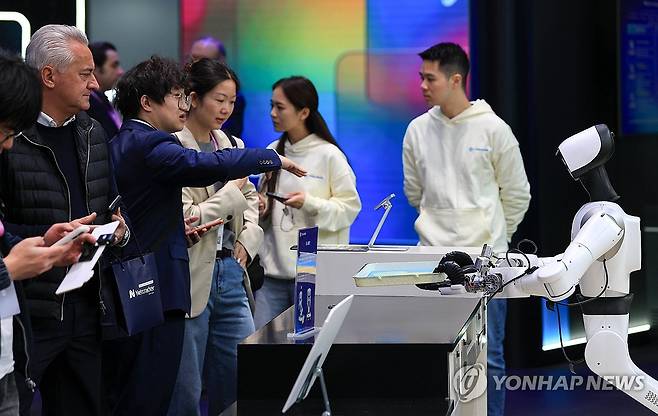 시연 펼치는 딤섬 서빙 로봇 (서울=연합뉴스) 2일(현지시간) 스페인 바르셀로나 피라 그란 비아 전시장에서 열린 '모바일 월드 콩그레스(MWC)2026'에서 중국기업의 딤섬 서빙 로봇이 시연을 펼치고 있다. 2026.3.3 [사진공동취재단] photo@yna.co.kr
