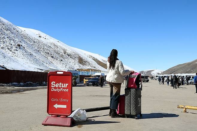 국경검문소 빠져나온 이란인 (카프쾨이[튀르키예]=연합뉴스) 김동호 특파원 = 3일(현지시간) 이란에서 육로를 통해 튀르키예로 빠져나온 한 이란인이 길을 바라보고 있다. 2026.3.4 dk@yna.co.kr