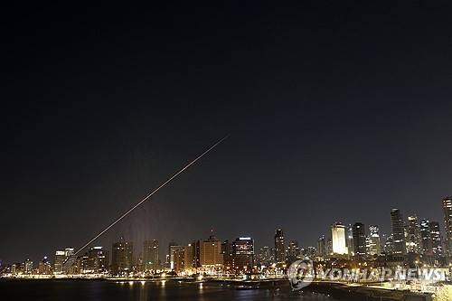 이스라엘의 아이언돔 방공 시스템이 날아오는 발사체를 요격하는 모습 [EPA=연합뉴스. 재판매 및 DB 금지]