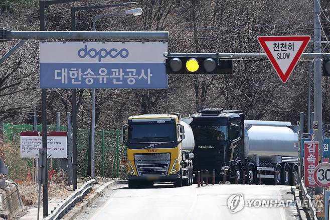 호르무즈 봉쇄에 유가급등 우려↑ (성남=연합뉴스) 서대연 기자 = 이란이 핵심적인 에너지 수송로인 호르무즈 해협 봉쇄에 나서며 유가가 급등할 것으로 보이는 가운데 3일 경기도 성남시 대한송유관공사 서울지사 인근에서 유조차들이 오가고 있다.
    우리나라는 지난해 기준으로 중동 원유 도입이 전체 70%에 달하고, 이 중 95% 이상이 호르무즈 해협을 통과했을 정도로 중동산 원유 의존도가 높다. 호르무즈 해협이 봉쇄될 경우 타격이 막대할 것이라는 분석이 나온다. 2026.3.3 dwise@yna.co.kr