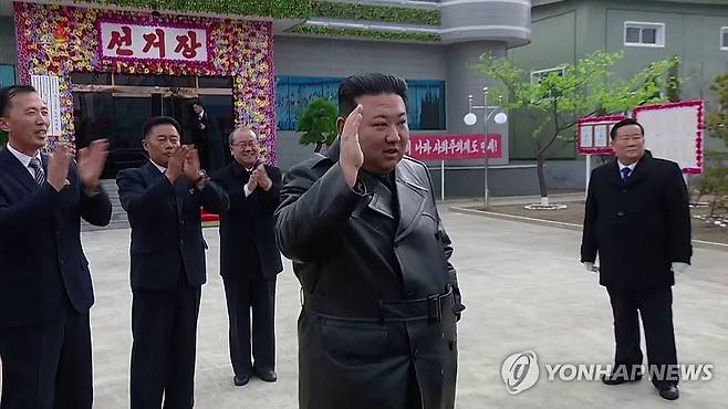 유권자들에게 인사하는 김정은 (서울=연합뉴스) 북한 김정은 국무위원장이 지난 26일 룡성기계연합기업소에 마련된 함경남도 제55호 선거구 제26호 분구선거장의 도, 시, 군인민회의 대의원 선거에 참가했다고 조선중앙TV가 27일 보도했다. [조선중앙TV 화면] 2023.11.27 
    [국내에서만 사용가능. 재배포 금지. For Use Only in the Republic of Korea. No Redistribution] nkphoto@yna.co.kr