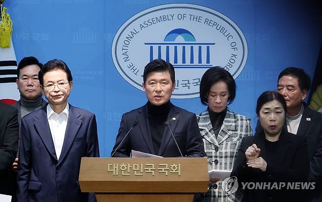 대구·경북 행정통합 특별법 처리 촉구하는 구자근 위원장 (서울=연합뉴스) 이동해 기자 = 국민의힘 구자근 경북도당위원장과 대구·경북을 지역구로 둔 국민의힘 의원, 광역 지자체장, 광역의회 의장 등이 3일 국회 소통관에서 기자회견을 열고 '대구·경북 행정통합법'의 신속한 처리를 촉구하고 있다. 2026.3.3 eastsea@yna.co.kr