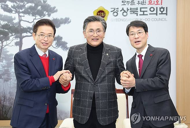 행정통합 논의하는 대구·경북 (안동=연합뉴스) 20일 오후 경북 안동시 경상북도의회에서 왼쪽부터 이철우 경북지사와 박성만 경북도의장, 김정기 대구시장 권한대행 행정부시장이 행정통합에 대한 논의를 한 뒤 손을 맞잡고 있다. 2026.1.20 [경북도 제공. 재판매 및 DB 금지] mtkht@yna.co.kr