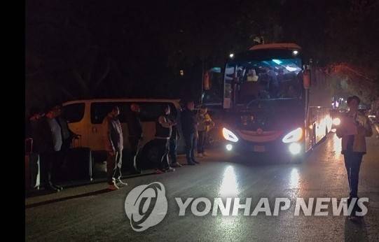 이스라엘 교민 등 카이로 도착 (카이로=연합뉴스) 김상훈 특파원 = 피란길 이스라엘 교민 등을 태운 버스가 4일 이집트 수도 카이로에 도착하고 있다. 2026.3.4 meolakim@yna.co.kr